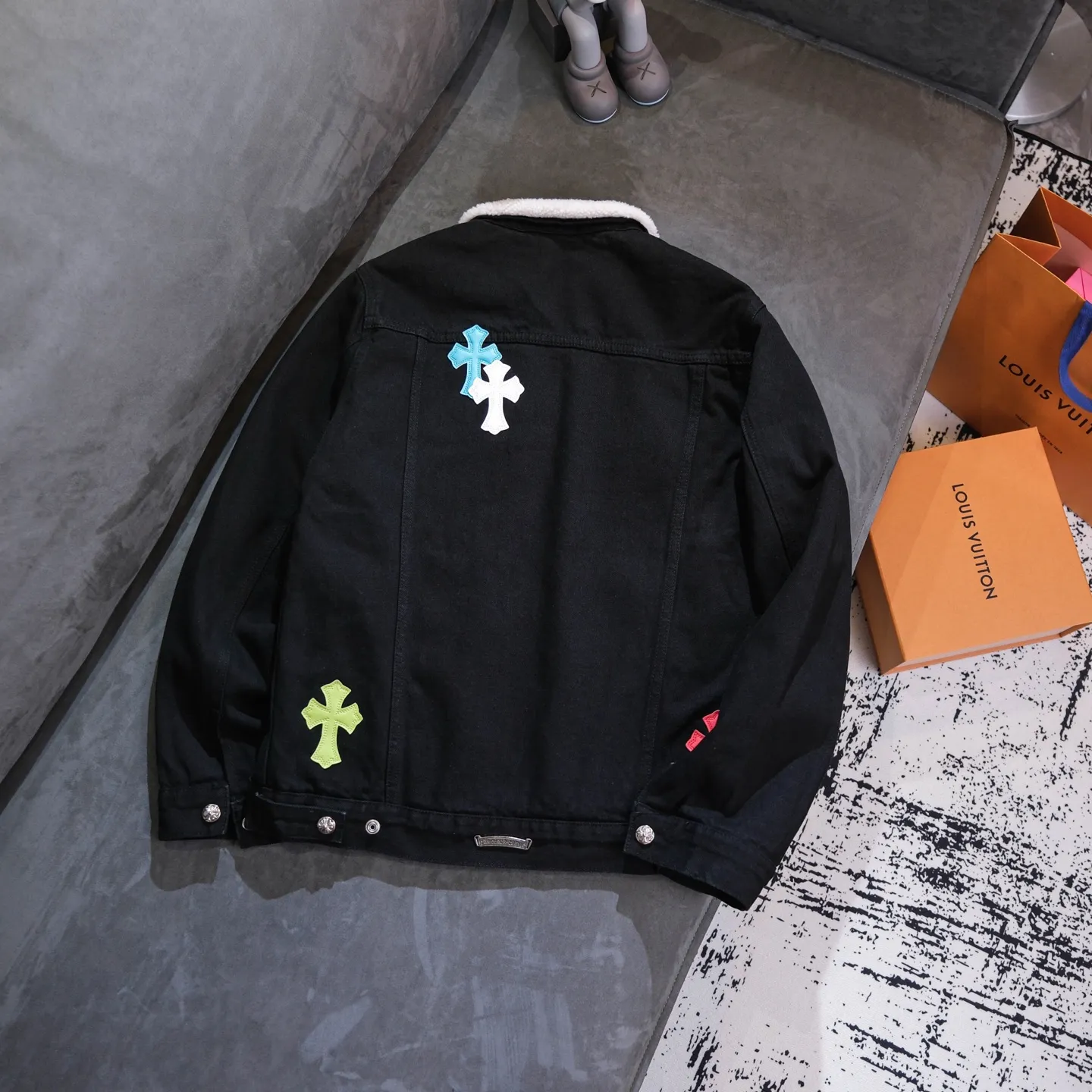 P340 ChromeHearts CH ChromeHearts Lamb Wool Collar Jacket Black Denim Jacket Colorful Cross Patchwork Leather Suede Lamb Wool Lining Fashionable and Personalized Super versatile and good-looking denim jacket Suitable for both men and women A must-have item Packaging Tag Collar Label Washed Wheat Complete Color: Black Size: S-XL